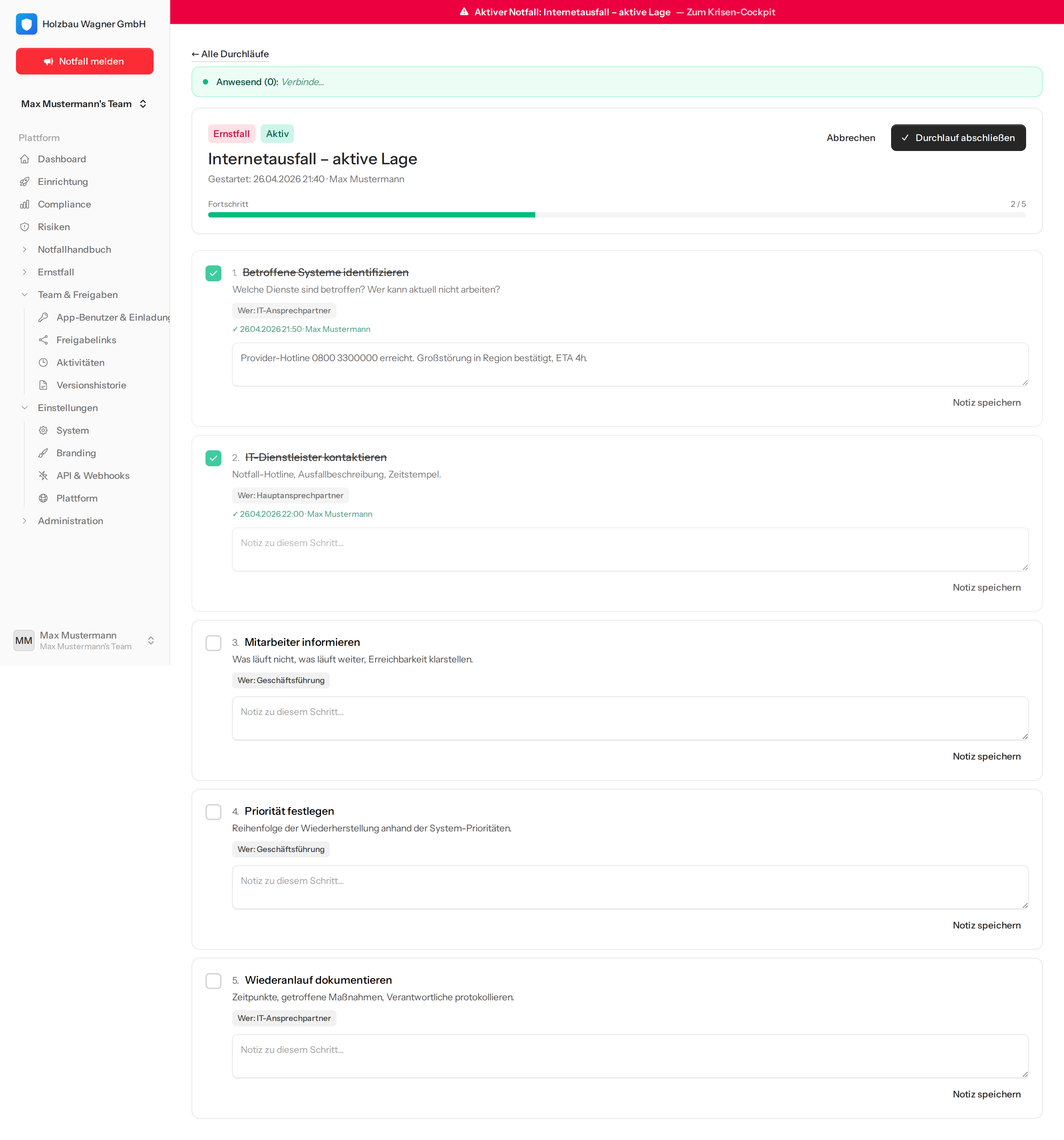 Run-Detail mit Anwesenheits-Banner und Live-Step-Liste — der Krisenstab arbeitet sichtbar parallel.